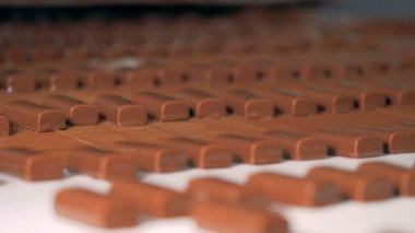 Aperatif bir fabrika çikolata ile şekerler, yakın çekim.