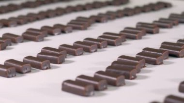 Bir konveyör üzerine üretilen tatlı yakın çekim.