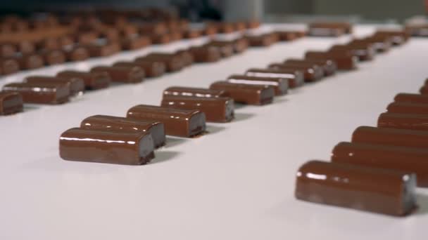 Десертні цукерки рухаються на білому тлі, крупним планом . — стокове відео