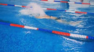 Bir kadın egzersiz yüzme havuzunda. 4k.