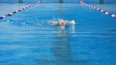 Bir kadın onu geri, yakın yukarı yüzer.