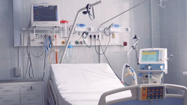 Boş yatak odasında bir klinikte. 4k.