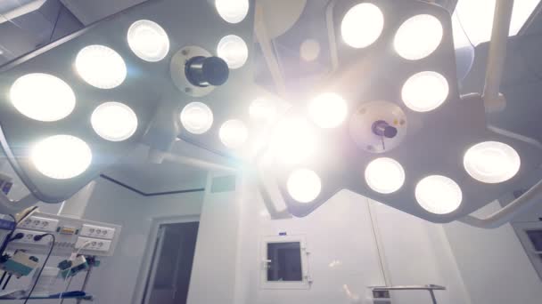 In einem Krankenhauszimmer brennt modernes medizinisches Licht. 4k. — Stockvideo