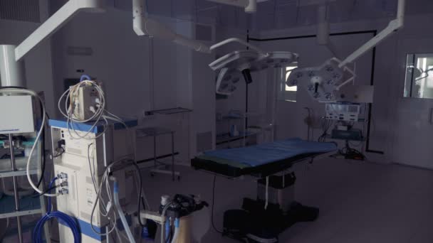 La luz en una habitación del hospital se apaga y se enciende de nuevo. 4K . — Vídeos de Stock