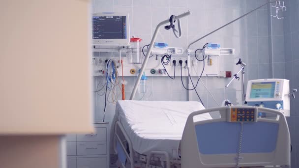 Nouveau lit d'hôpital et équipement dans une salle blanche. 4K . — Video