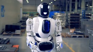 Bir cyborg ileri bir fabrikada gider. Yakın çekim.