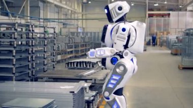Bir cyborg modern robot bir sac alır, sonra taşır.