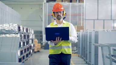 Bir çalışan onun laptop ileri gider iken, denemeye tutar. 4k.
