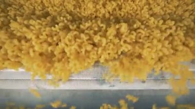 Makarna bir montaj hattı üzerinde konveyör üzerine. 4k.