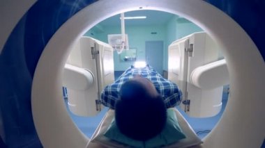 Tomografik bir tarayıcı bir kişi. Tomograph, manyetik rezonans görüntüleme hastaya.