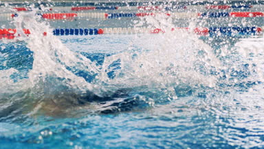 Bir profesyonel yüzücü trenler, yakın çekim.