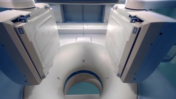 El equipo médico blanco funciona, de cerca. Paciente recibiendo radioterapia Tratamiento . — Vídeo de stock