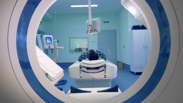 Tomografické stroj pracuje v místnosti kliniky. — Stock video