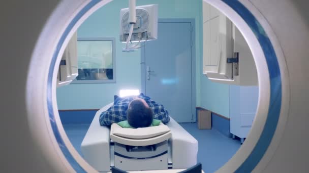 Mannelijke patiënt op Ct Mri scanner met arts. — Stockvideo