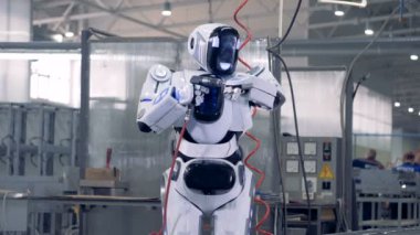 Beyaz cyborg kendini onarması için özel bir araç kullanır. 4k.