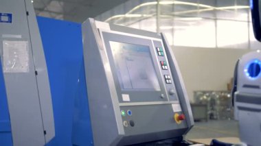 Beyaz robot dokunmatik monitör kullanarak bir fabrika donanımları İnşaat.