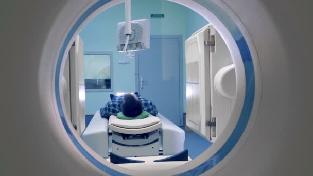 Un escáner tomográfico se mueve hacia arriba . — Vídeos de Stock