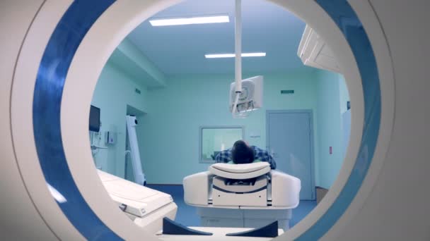 Een machine tomografie scant een man. — Stockvideo