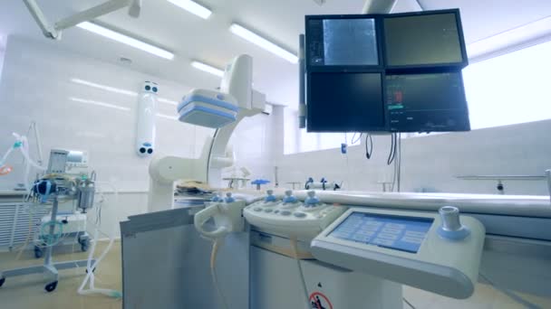Monitores cardíacos colocados sobre una mesa de operaciones en un quirófano de un hospital. 4K . — Vídeo de stock