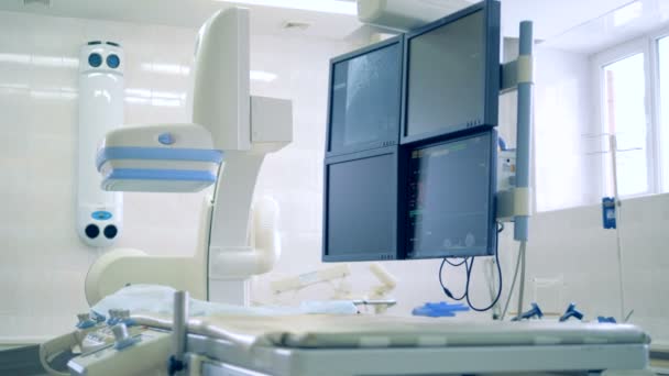 Monitores cardíacos trabajando en una sala de cirugía. 4K . — Vídeo de stock