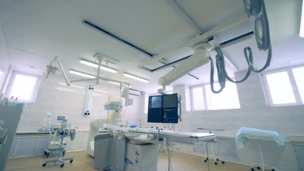 Bright surgery room with modern equipment. — Stock Video