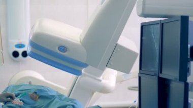 Hastane donanımları, bir doktor bir ameliyat gerçekleştirirken çalışır. 4k.