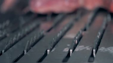 Et parçaları bir konveyör taşıma yakın çekim.