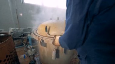 Bir fabrika işçisi bir kapsayıcı kutular ile kapatır.