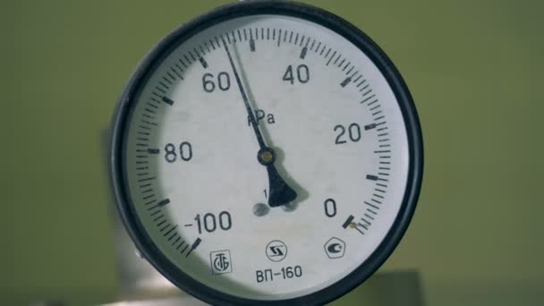 Thermometer in een fabriek, close-up. — Stockvideo