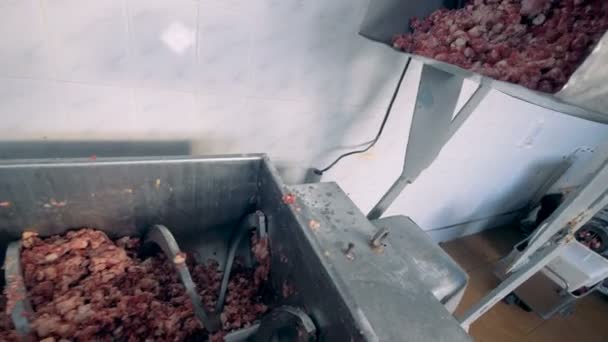 Нарезанное мясо падает в контейнер . — стоковое видео