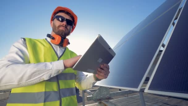 Ingeniero trabajando en planta de paneles solares . — Vídeos de Stock