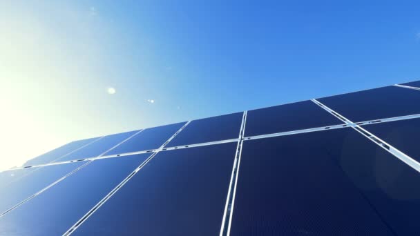 Pracovní energie baterie, zblízka. Solární baterie fungují na střeše hromadit sluneční světlo. — Stock video