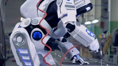 Bir matkap ile çalışan bir insan benzeri robot yakın çekim
