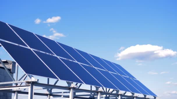 Zonne-apparaten op het dak. Speciale panelen op de hemelachtergrond verzamelen zonlicht om energie. — Stockvideo