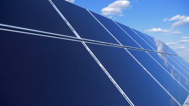 Pannelli solari moderni, da vicino. Nuove batterie solari raccolgono energia al di fuori . — Video Stock