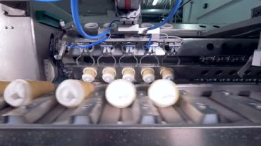 Otomatik metal maşa gözleme dondurma toplu halde Konveyör bant koyarak