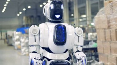 Robot gülümseyen ileri fabrika tesislerinde yürüyor
