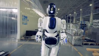 İnsan benzeri robot gülümseyen ileri fabrika tesis yürüyor