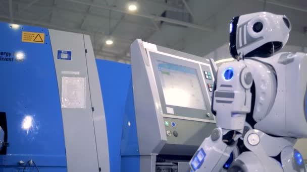 Robot humano está llegando a un panel de control y los parámetros de configuración en una pantalla — Vídeo de stock