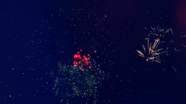 Gökyüzünde parlak havai fişek patlayabilir. Farklı renkler Parlatıcı karanlık gökyüzünde havai fişek.