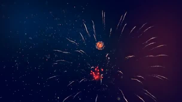 Muchos fuegos artificiales se rompen en el cielo. Grandes y pequeños fuegos artificiales mostrados debido a la celebración . — Vídeo de stock