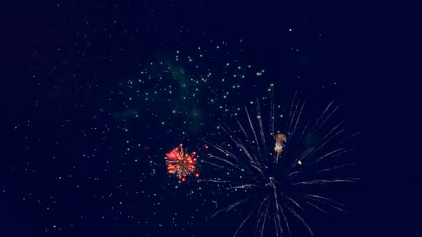 Εορταστική πυροτέχνημα σε ουρανό. — Αρχείο Βίντεο