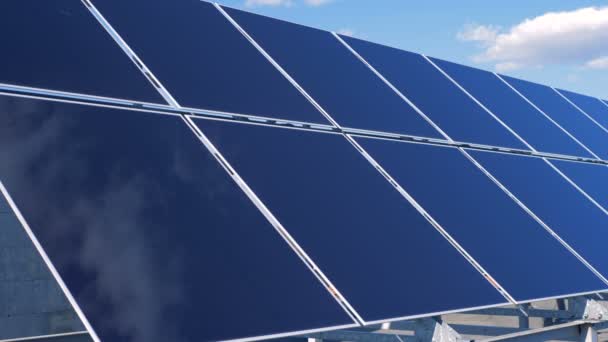 Energie panelen op het gebouw, close-up. Zon batterijen werken op het dak om te zetten van het zonlicht. — Stockvideo