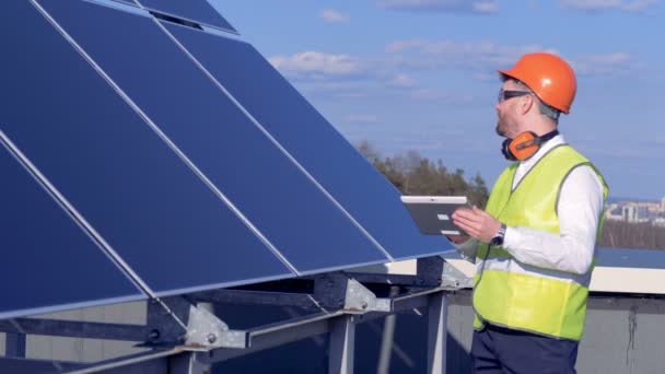 Ingeniero está comprobando paneles solares . — Vídeo de stock