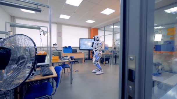 Kantoorruimte met een mensachtige robot in het Engineering — Stockvideo