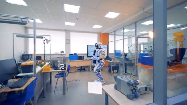 Bir ofiste ayakta iken robotlar ışıklar yanıp sönüyor — Stok video