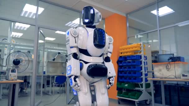 Ler cyborg vänder något sitt huvud och kropp — Stockvideo