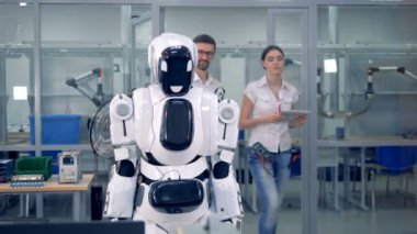 İnsan benzeri robot söyleyen o zaman bir şey için bir kadın bir erkek bir mühendis tarafından açıldığında