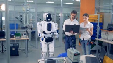 İki mühendis uzaktan bir cyborg bilgisayarlarla eylemleri denetleme