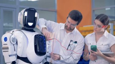 Robotlar parametreler çalışma sürecinin ölçme iki mühendisleri tarafından düzenlenen